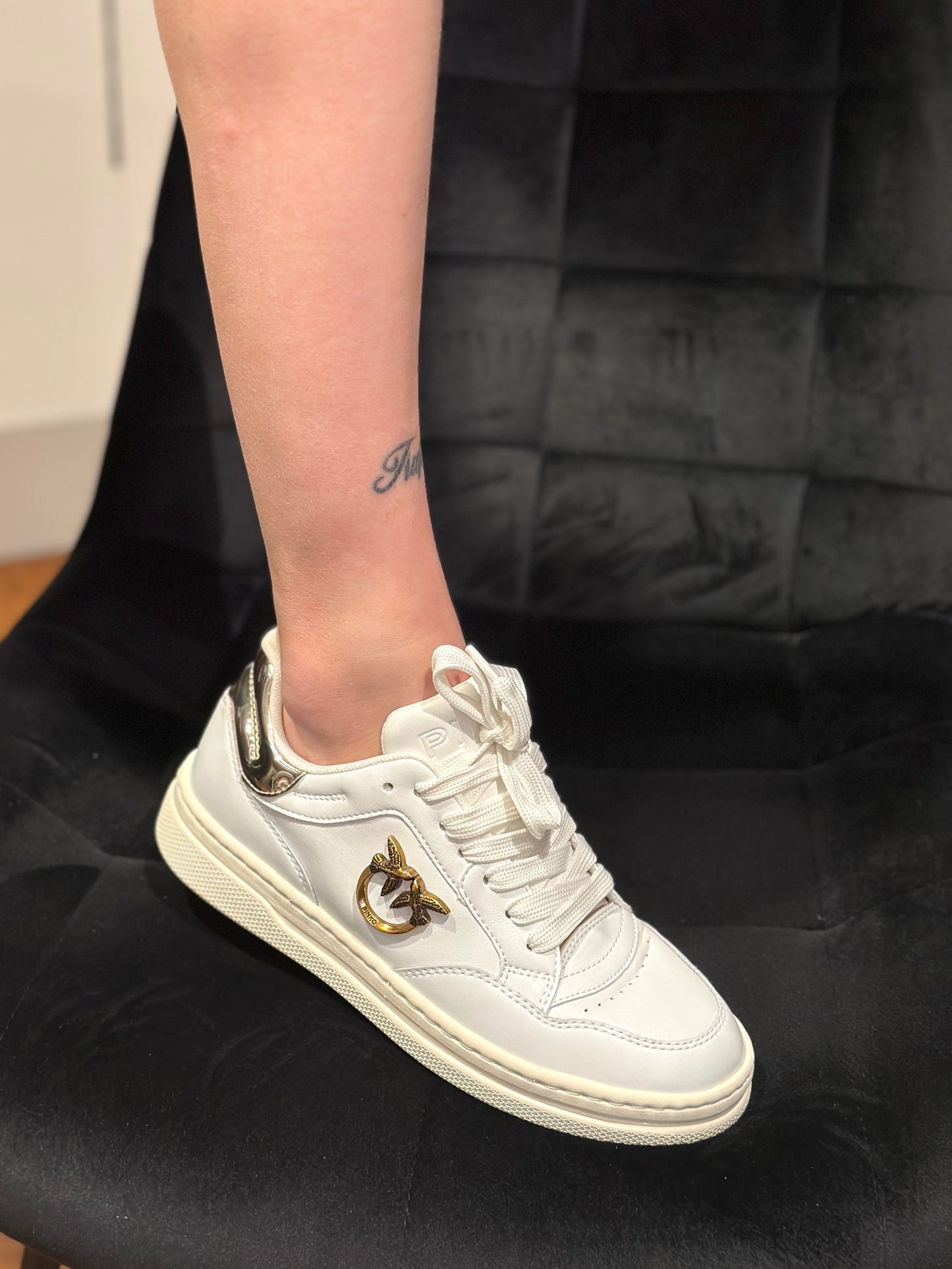 Scarpe da tennis in pelle con logo bianco e oro Pinko