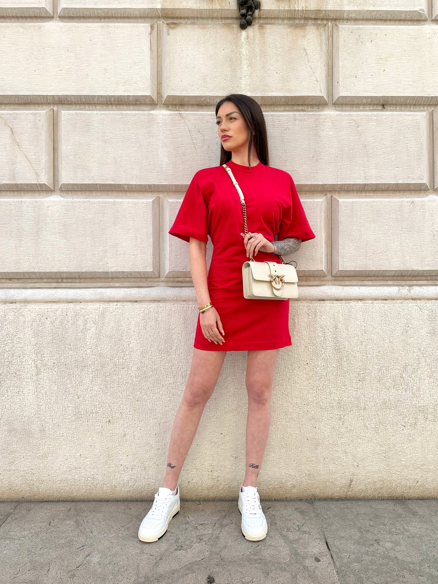Mini abito con spalle imbottite e cinturina Pinko