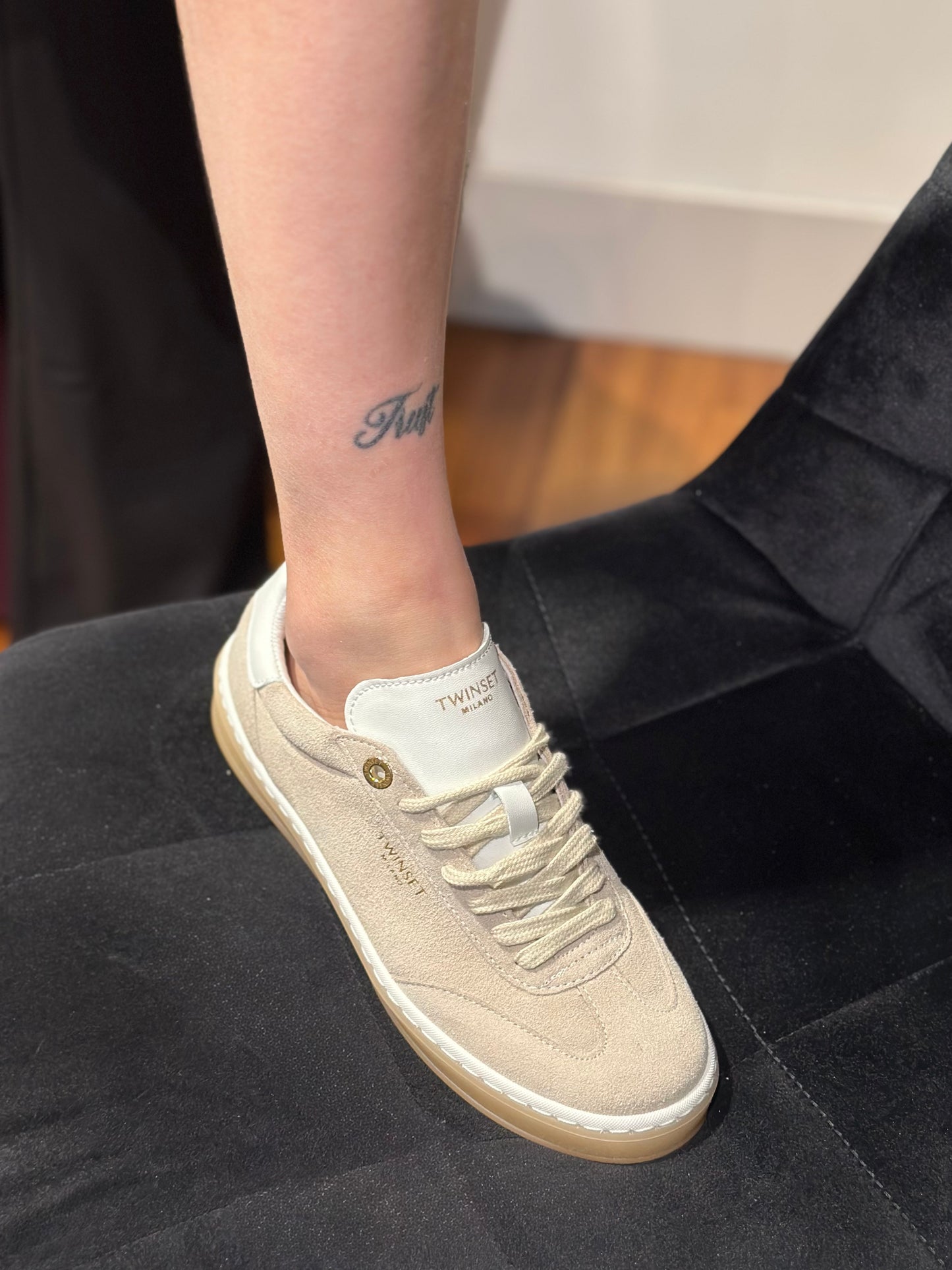 Sneakers in pelle scamosciata beige TwinSet