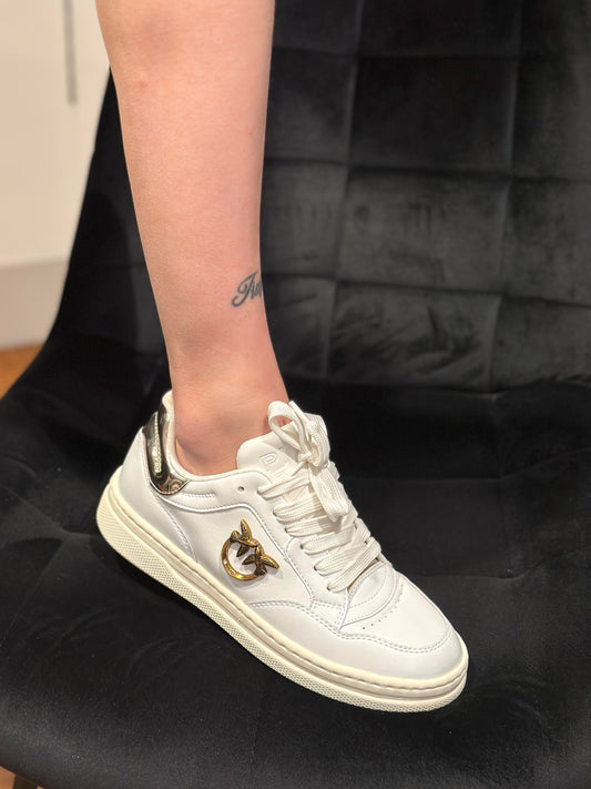 Scarpe da tennis in pelle con logo bianco e oro Pinko