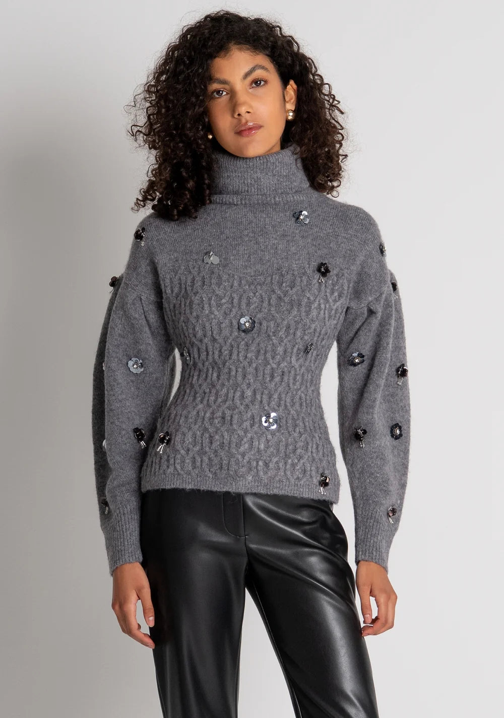 Maglia slim con punto treccia ed applicazioni gioiello Fracomina