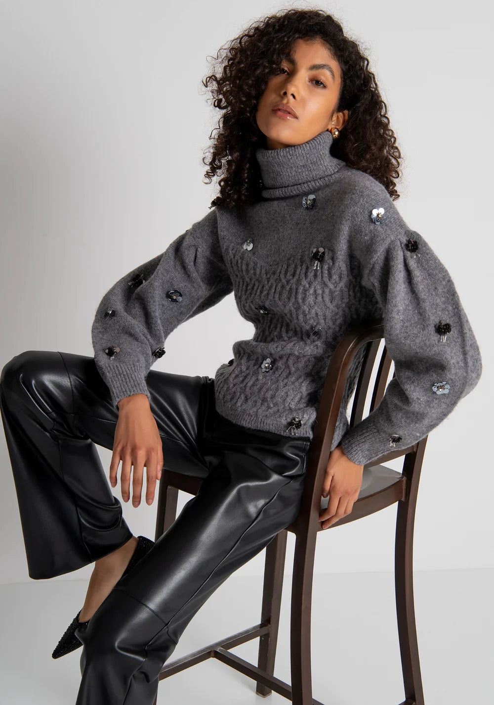 Maglia slim con punto treccia ed applicazioni gioiello Fracomina