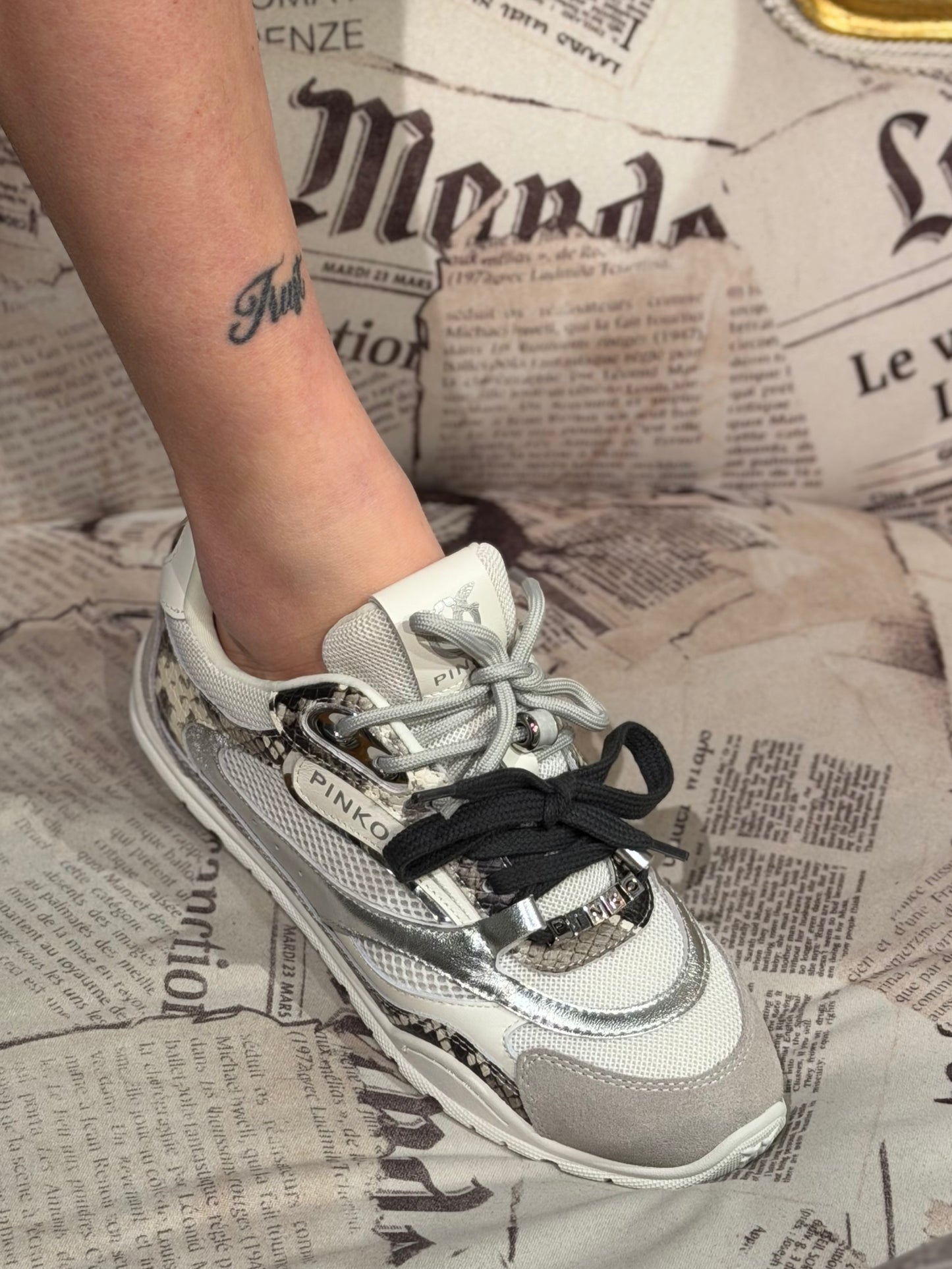 Sneakers stampa pitone con lacci doppi Pinko